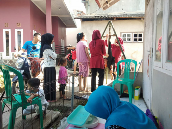 penimbangan bayi dan balita di posyandu kp. kb warungdanas
