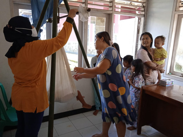 kegiatan penimbangan di posyandu kampung kb anggur
