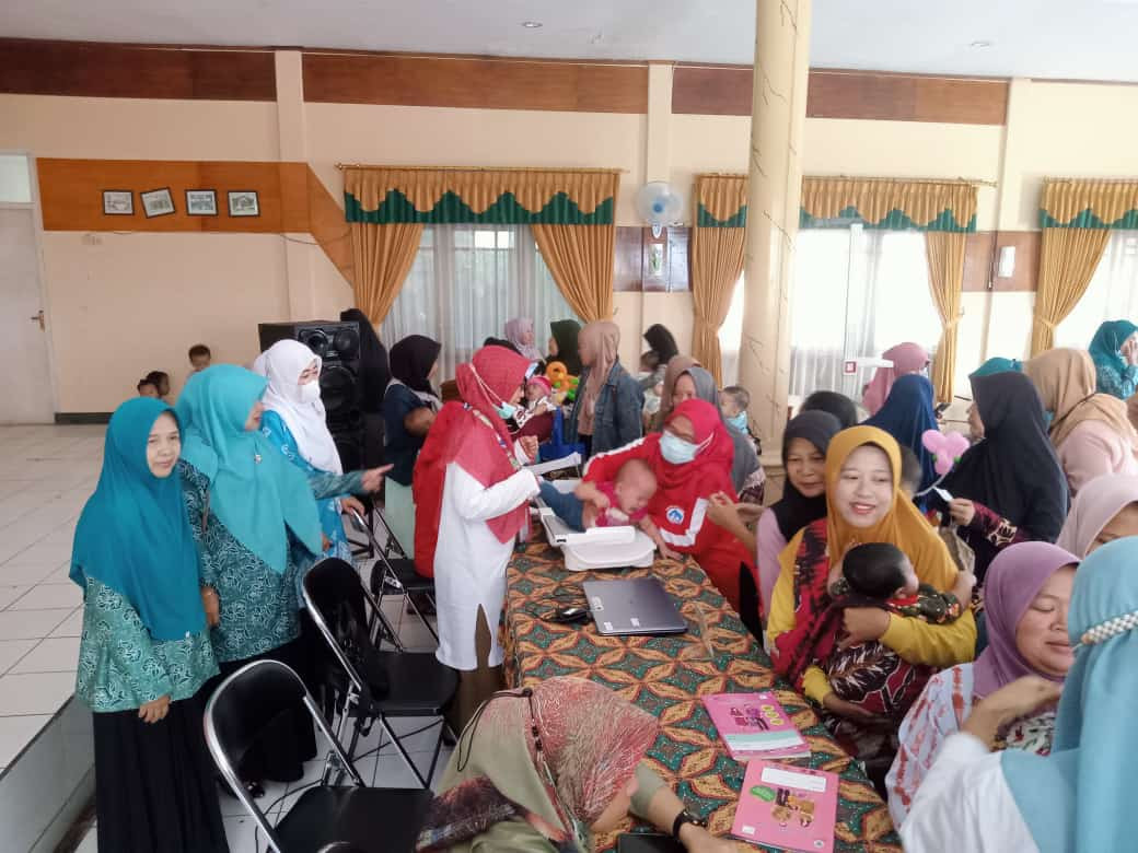 GIAT PELAYANAN BULAN IMUNISASI DAN VIT. A DI POSYANDU
