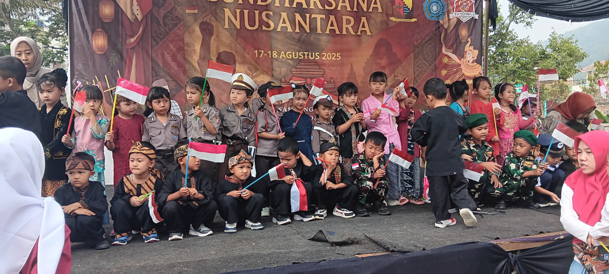 Menyanyikan lagu Indonesia raya