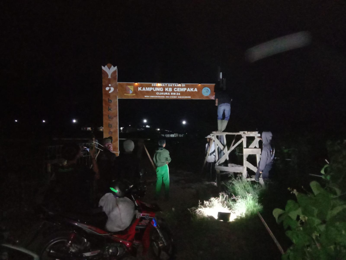 pemasangan gapura bersama warga dan pemuda