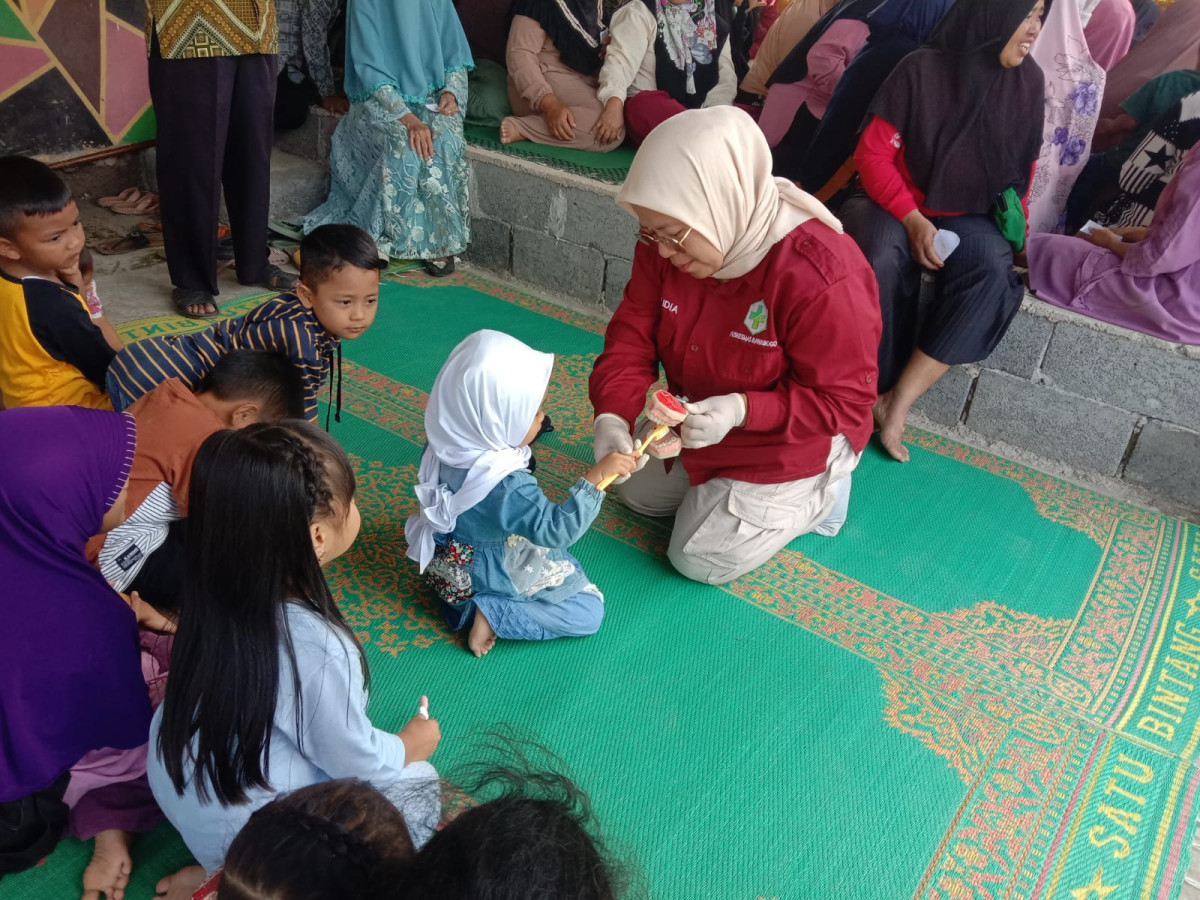 Pemeriksaan gigi dan edukasi terkait perawatan gigi pada anak-anak