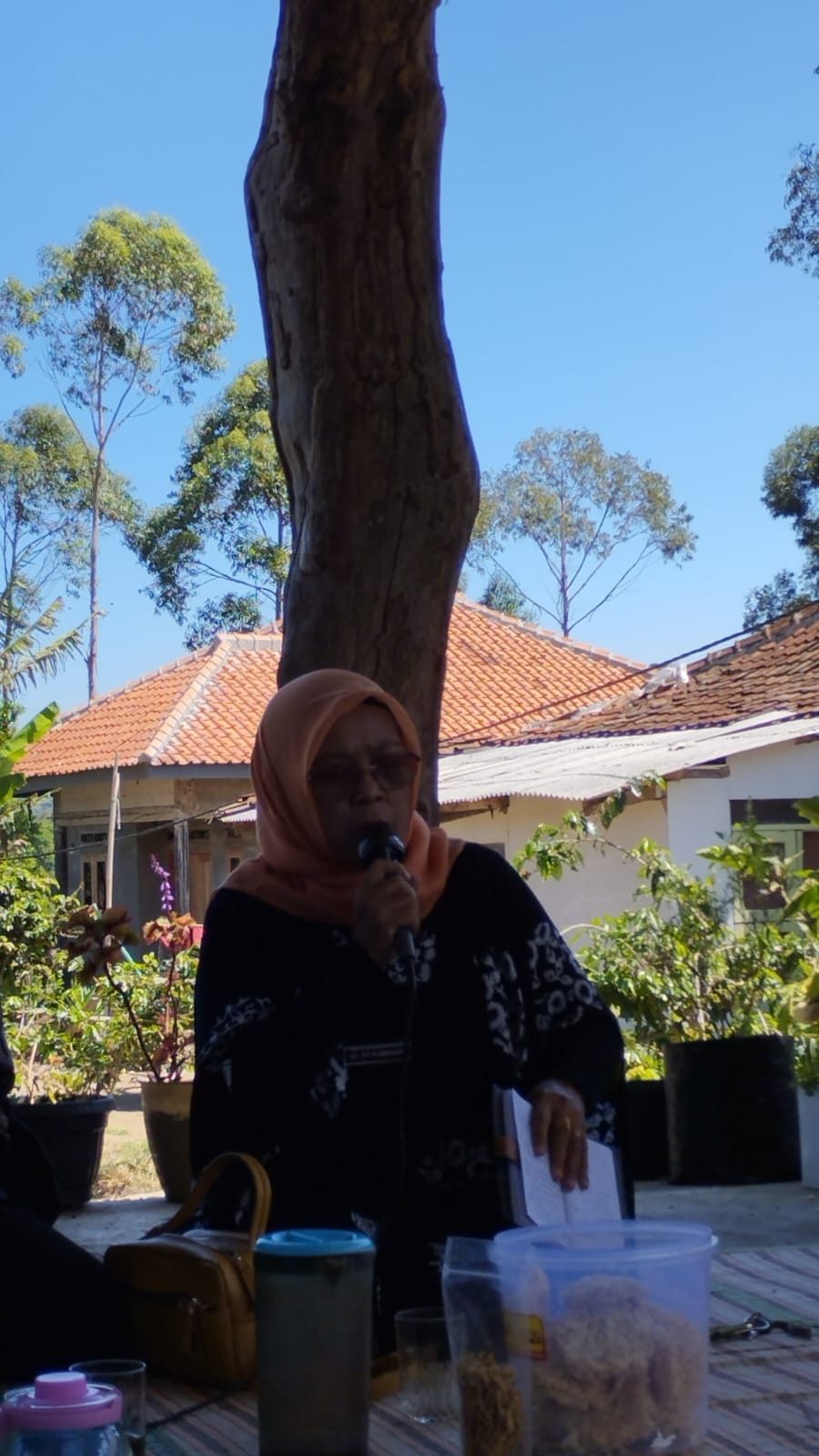 Pemaparan materi oleh Kepala UPTD Kecamatan (Hj. Ayi Komariah, S.Ag.M.M.Pd)