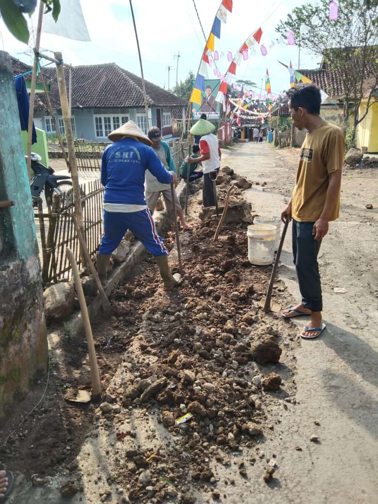 Gotong Royong Kebersihan Jalan