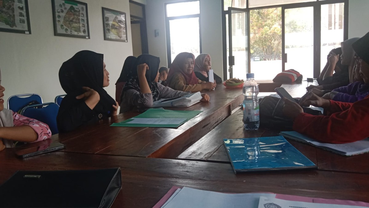 Pertemuan rutin pengurus kampung KB dan RDK