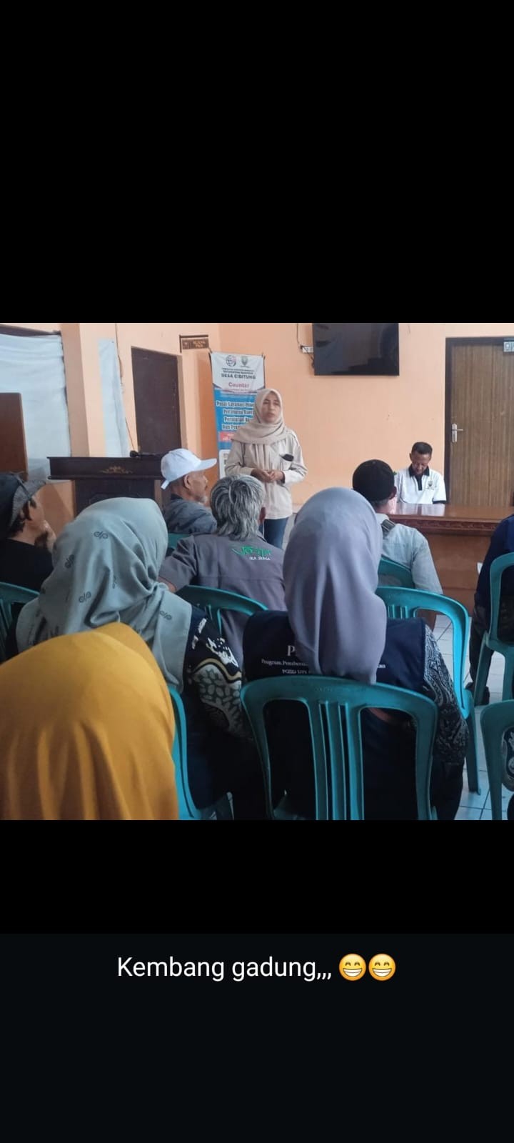 Penyuluhan tentang pengolahan sawah kepada petani