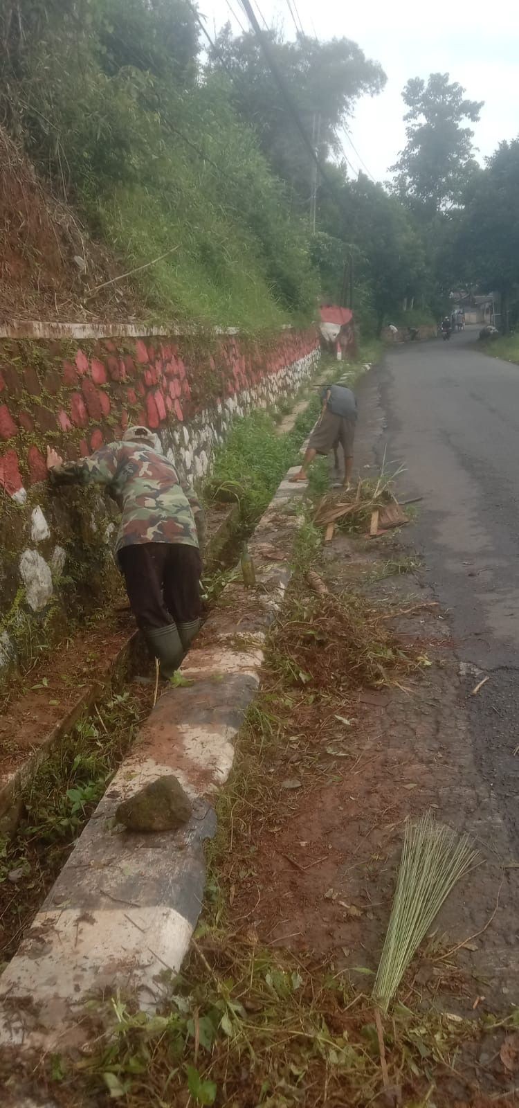 Gotong Royong warga Desa Sukagalih