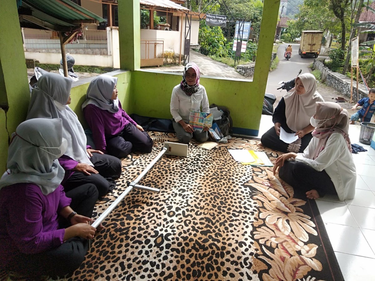 pembinaan  kelompok  kegiatan bina  keluarga   lansia   di posyndu  muncang  gajah rw  04 desa  cikoneng  bersama  nakes  ( LINTAS  sektor)