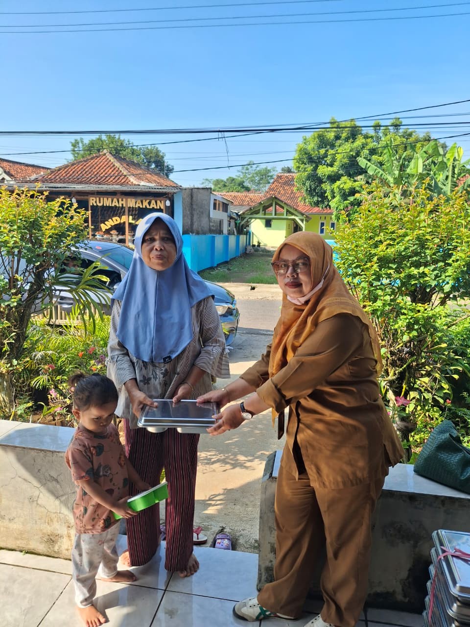 pendistribusian mbg oleh kader tpk