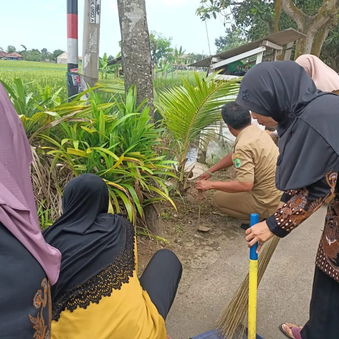 bersih bersih lingkungan rw 09