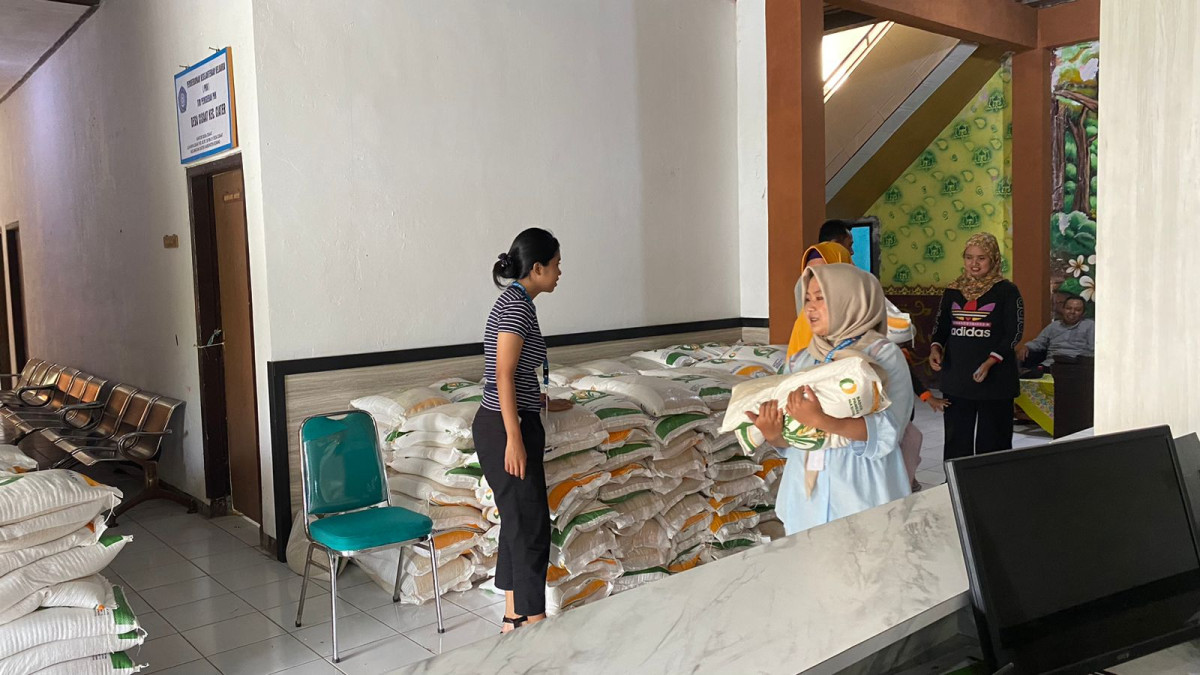 MEMBANTU PEMBAGIAN BANSOS DI DESA CISAAT