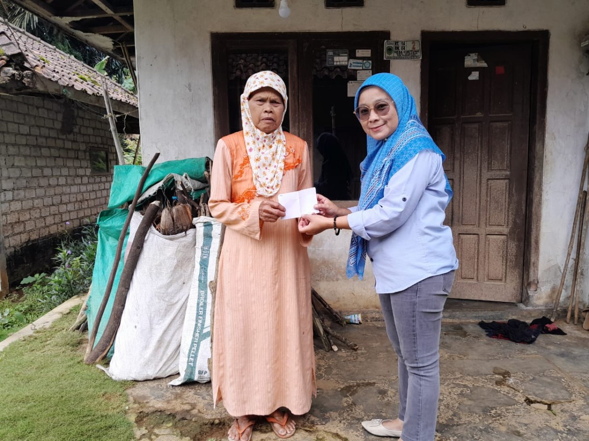 Penyaluran bantuan program nyaah ka indung