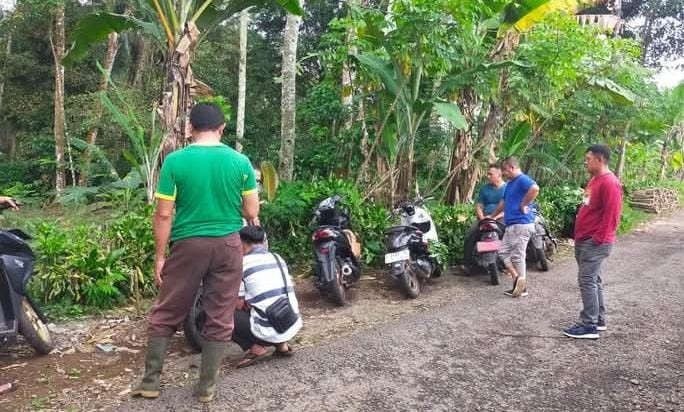 Mengadakan kerja bakti lingkungan