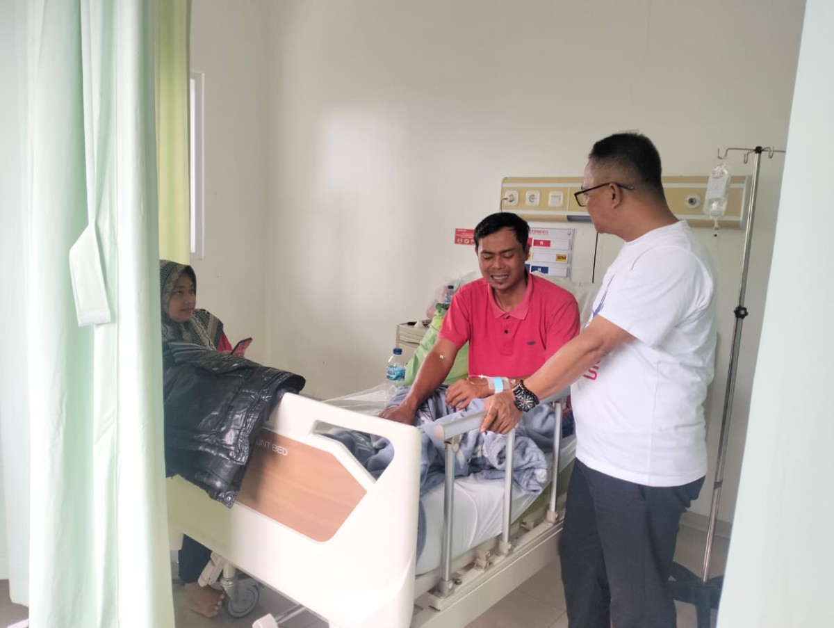 MENJENGUK WARGA SAKIT