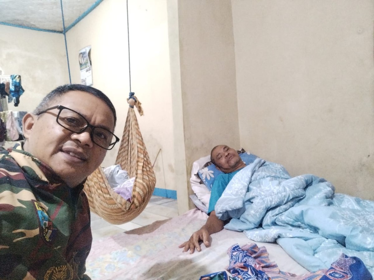 MENJENGUK WARGA SAKIT