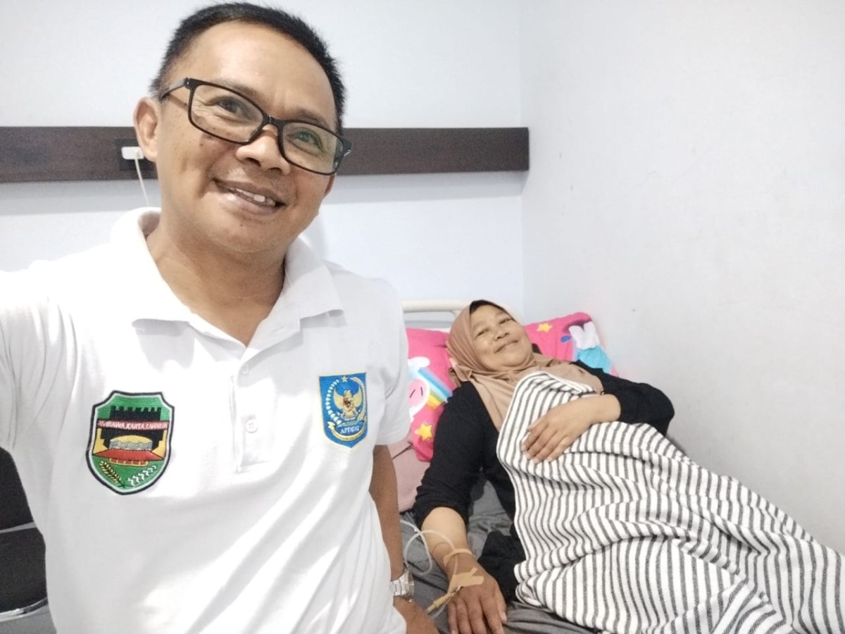 MENJENGUK WARGA SAKIT