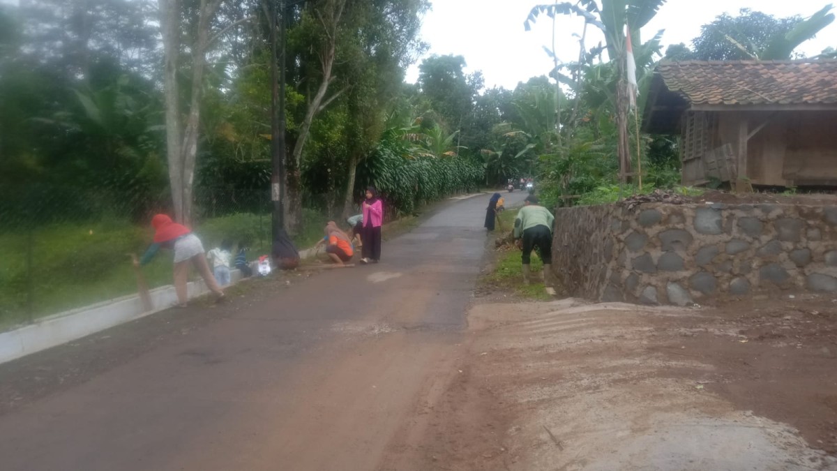 Kerja bakti warga RT 06