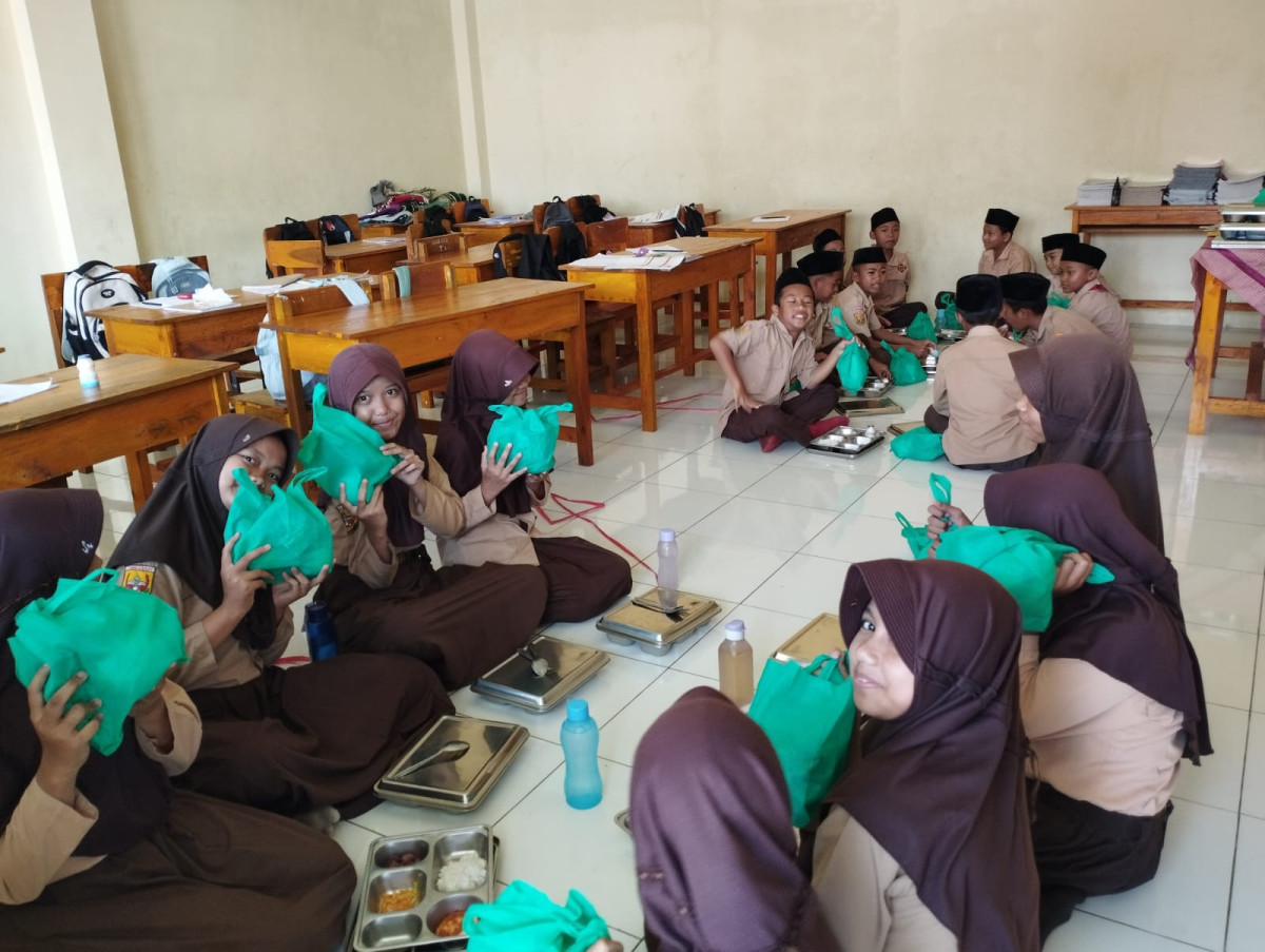 Penyaluran mbg ke sekolah