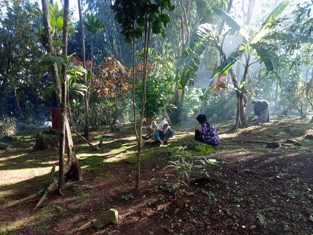 Kerja bakti di makam