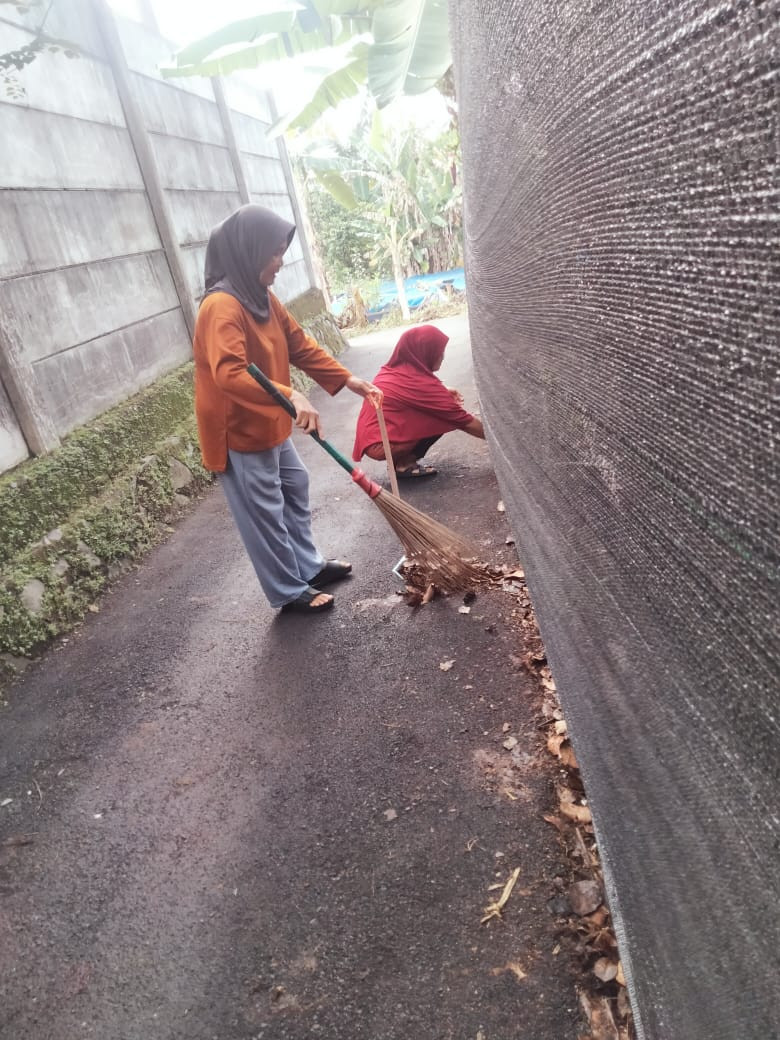 kerja bakti melibatkan warga