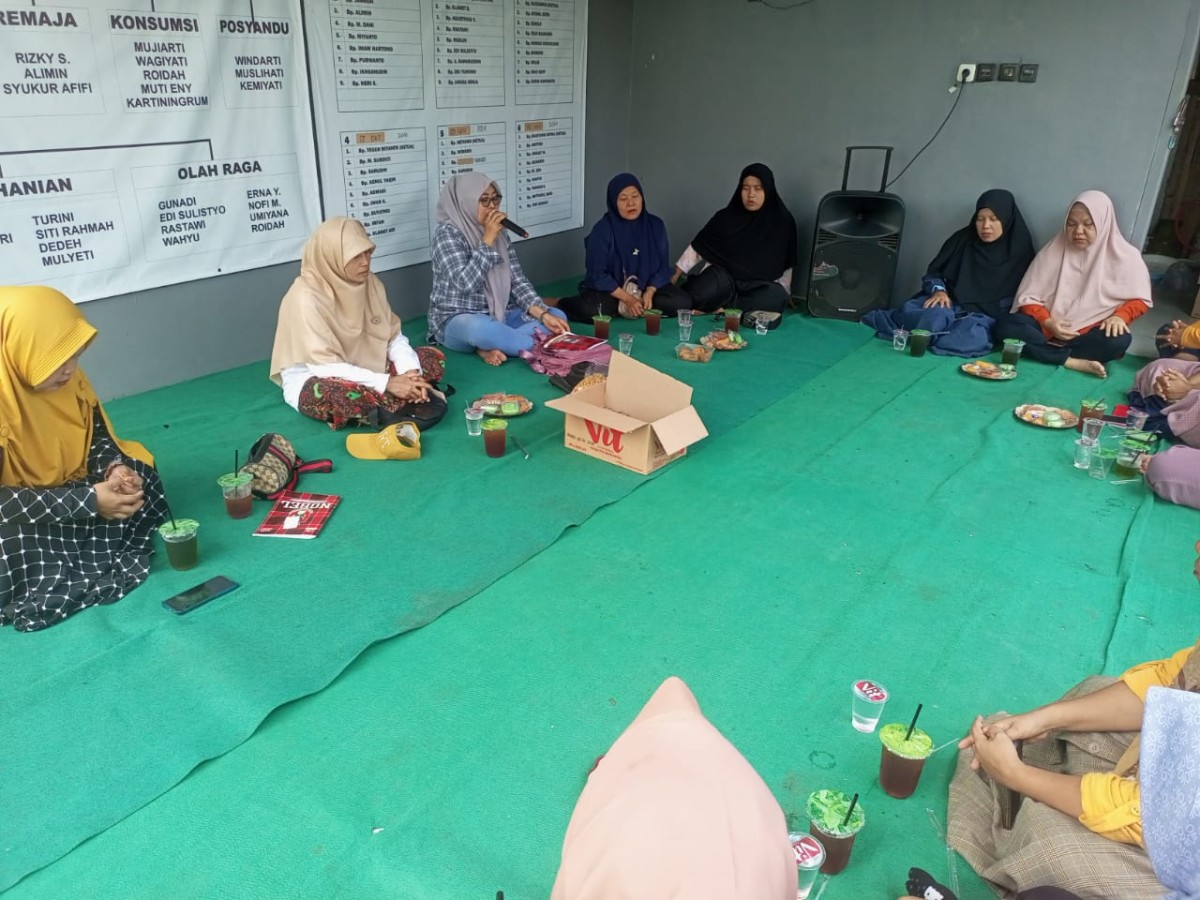 Melaksanakan Kegiatan Bank Sampah