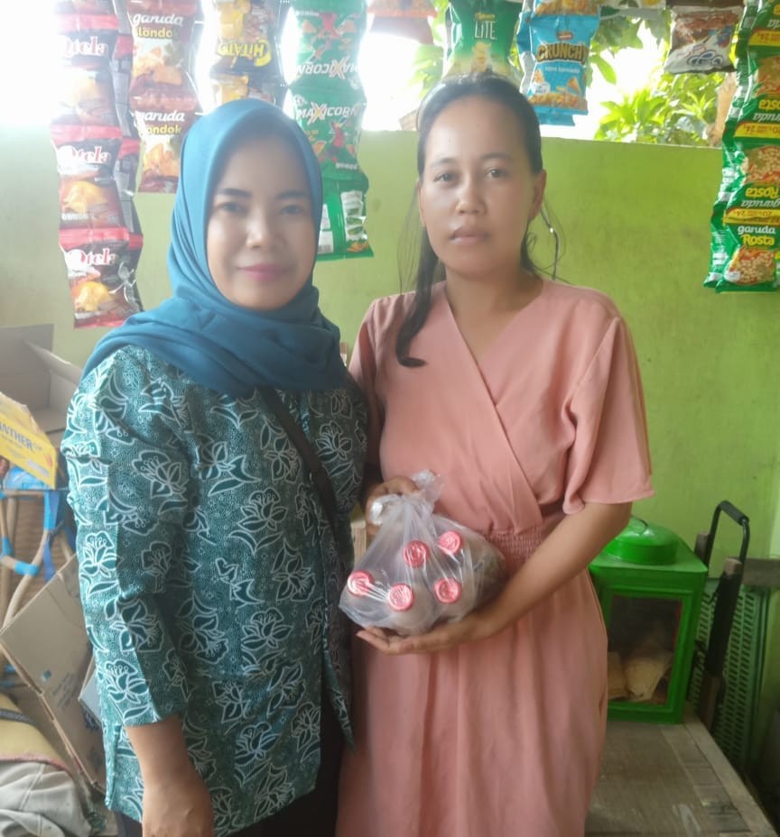 melakukan kegiatan pemagian bantua kepada ibu hamil kek