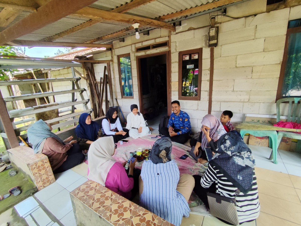 Edukasi keluarga yang memiliki remaja agar terhindar dari perilaku berisiko.