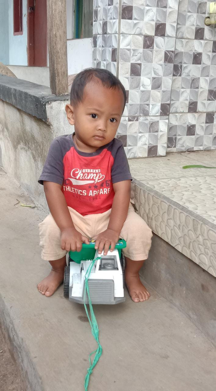 memperhatikan pola bermain anak