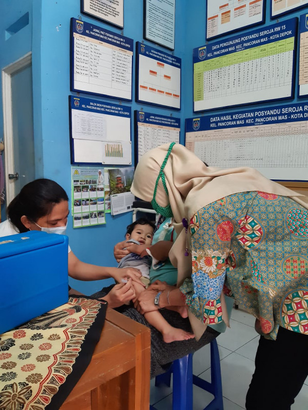 Imunisasi balita Posyandu Seroja