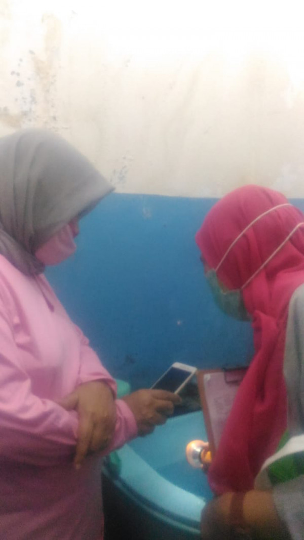 Pemeriksaan jentik nyamuk di kamar mandi