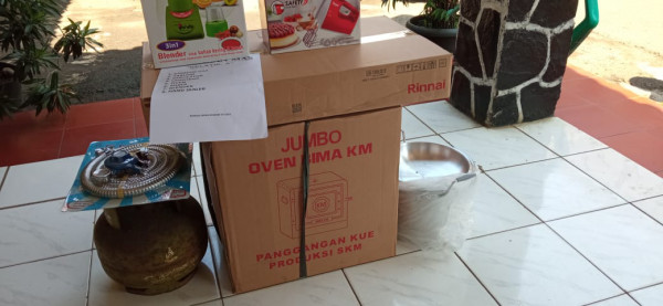 Menerima Bantuan Peralatan UPPKS 