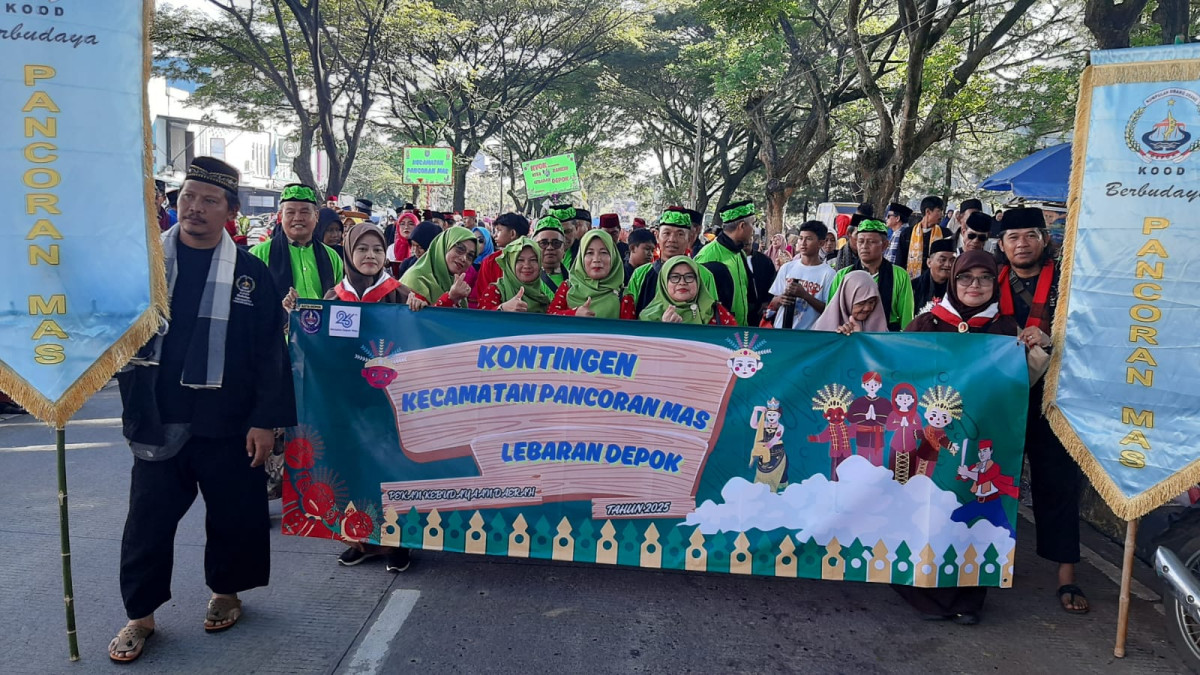 Kontingen Rantangan Kelurahan Pancoran Mas dalam rangka Lebaran Depok di Alun-alun Kota Depok