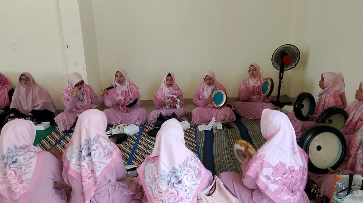 Penampilan qasidah di pengajian rutin bulanan TP PKK Kelurahan Pancoran Mas