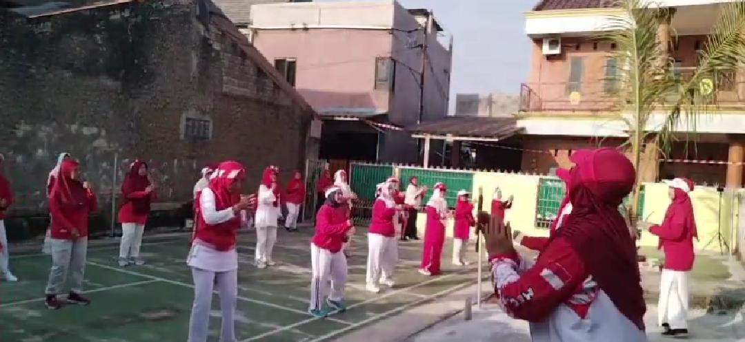 senam jantung sehat rutin mingguan lingkungan RW 018