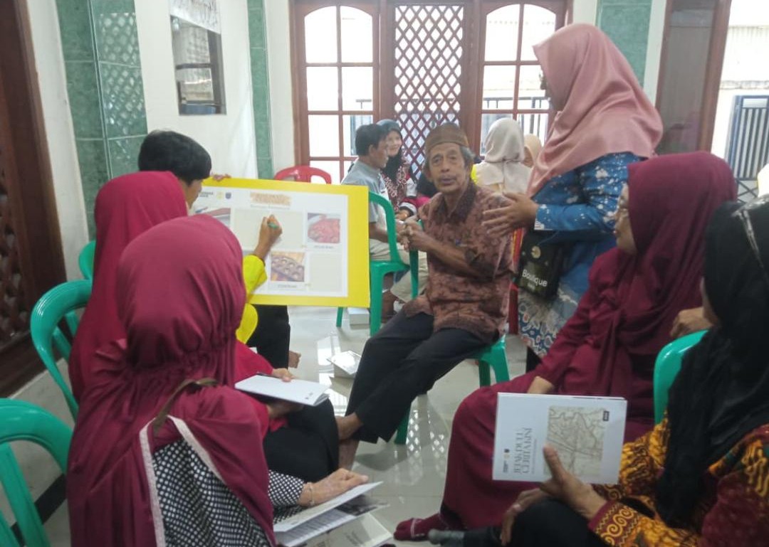 Pengabdian masyarakat oleh mahasiswa UPN Veteran sosialisasi budaya indonesia pada lansia