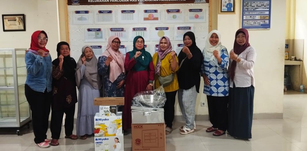 Penyerahan bantuan alat usaha untuk anggota PEKKA Kelurahan Pancoran Mas