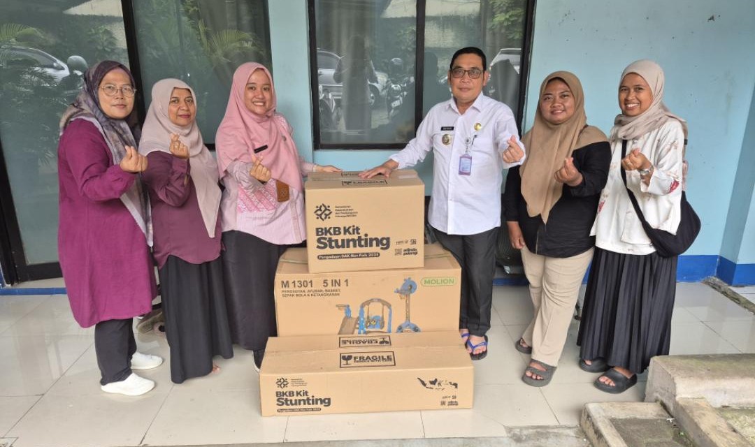 Penyerahan bantuan alat BKB KIT Stunting untuk Posyandu RW 14