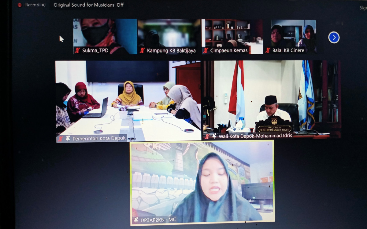 TPD Mampang  menyimak kegiatan RAKOR KP KB