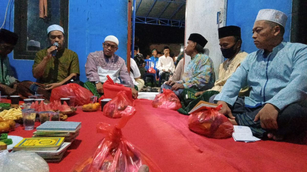 Pembukaan acara doa dan tahlil oleh ust Anwar Hadi