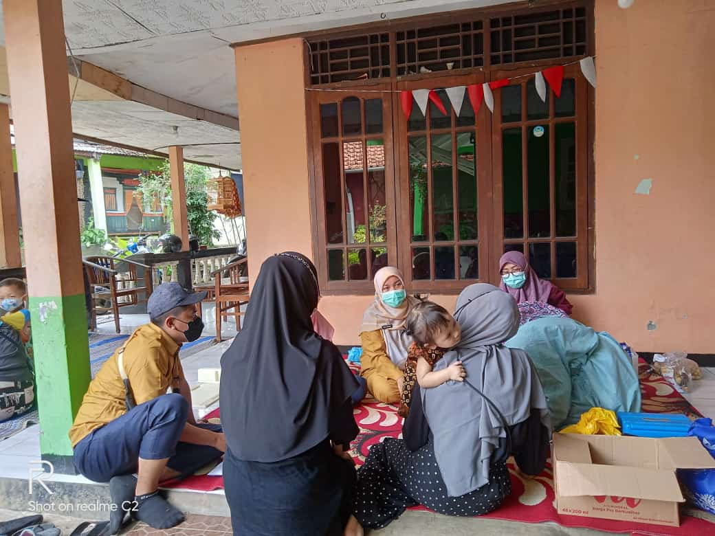 Imunisasi oleh petugas Puskesmas Durenseribu