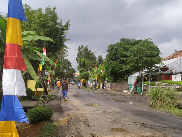 Gotong Royong Pemasangan Bendera dan Atribut HUT Kemerdekaan RI