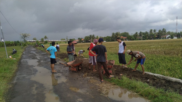 Gotong Royong Pengurugan Tepi Jalan Trengguleng