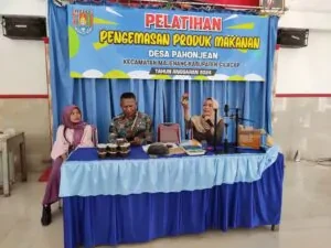 PELATIHAN PENGEMASAN PRODUK MAKANAN DI DESA PAHONJEAN