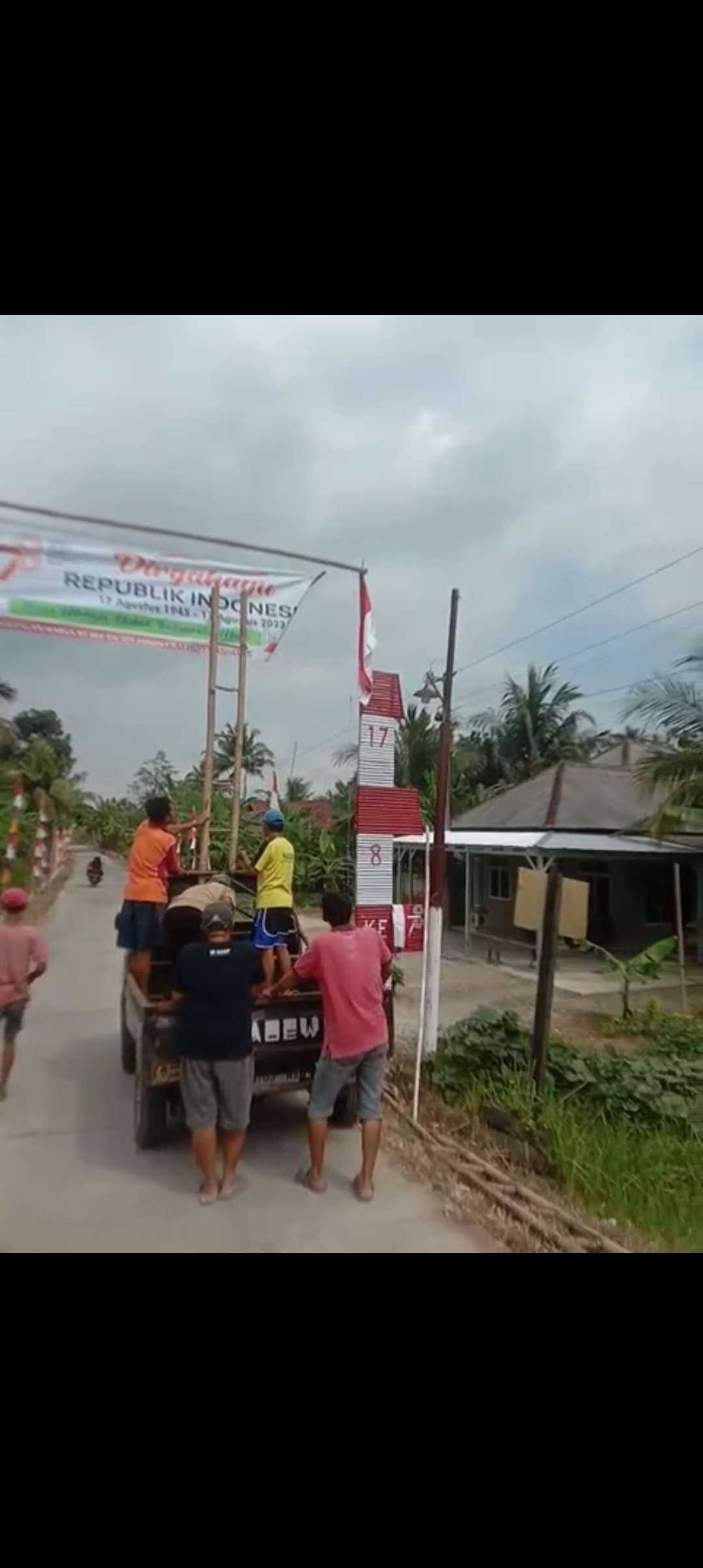 Kerja bakti memasang gapura dalam rangka menyambut hari kemerdekaan RI yang ke 78