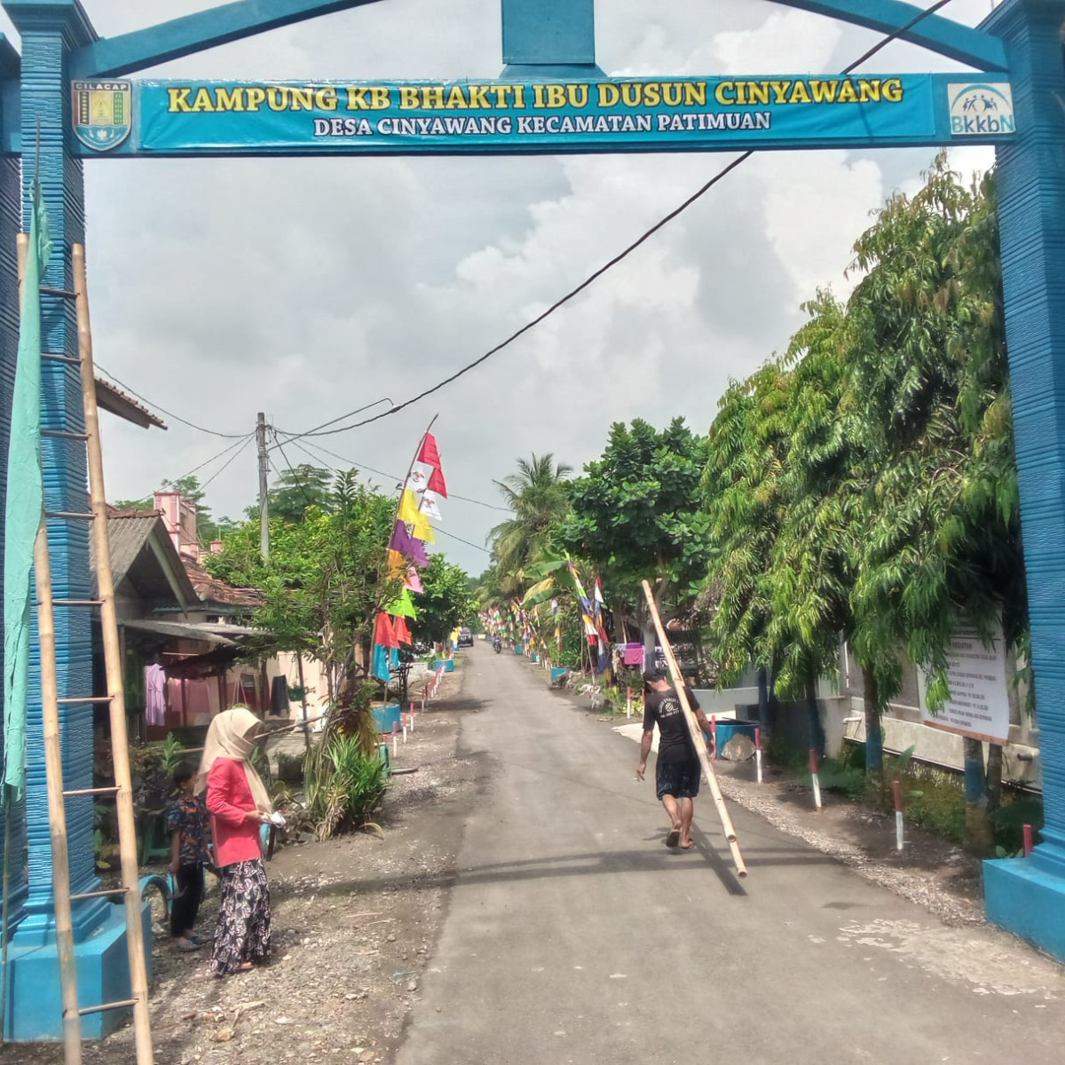 Pemeliharaan gapura kampung KB Bhakti ibu dusun cinyawang desa cinyawang bersama warga ,,sangat semangat dan antusias,,bersama kita bisa