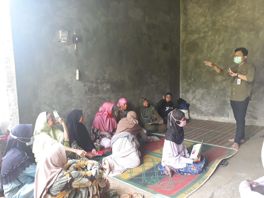 penyuluhan tentang hipertensi kepada anggota BKL