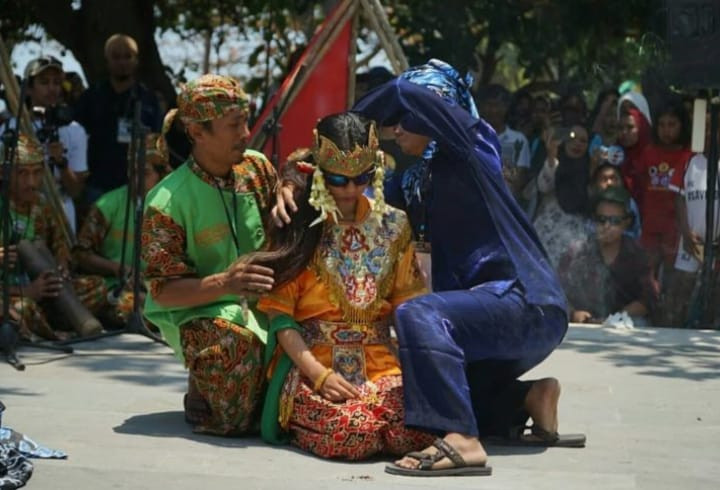 proses dari pakaian biasa berubah jadi pakaian tari