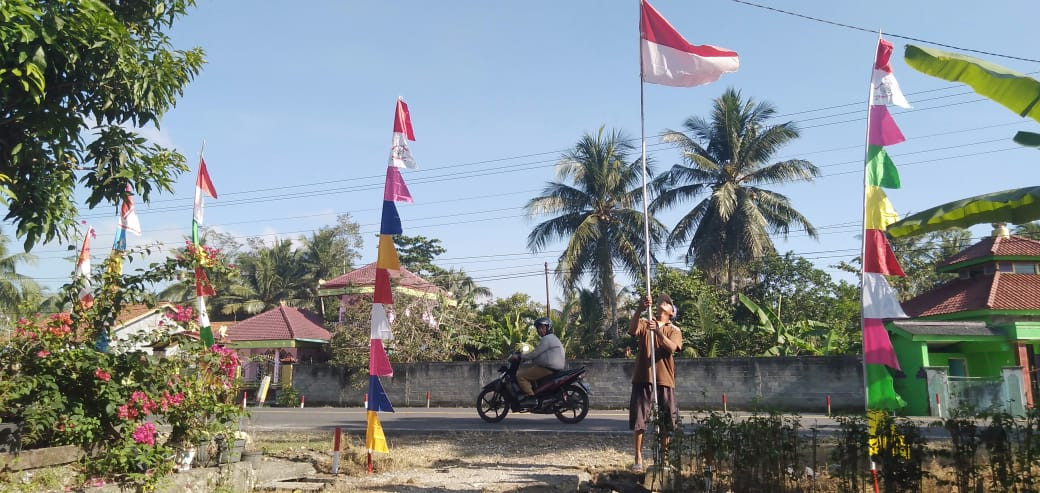pemasangan patok ,gapura, umbul umbul ,lampu hias dala rangka menyabut HUT RI  yang ke 78