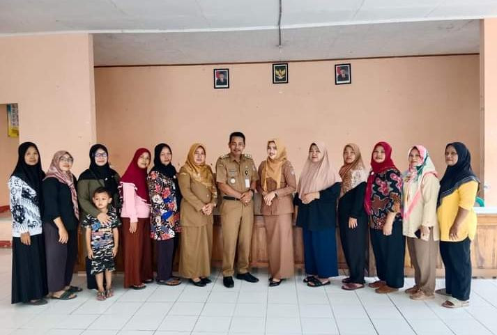 Pemberian Sarpras Posyandu Oleh Kepala Desa