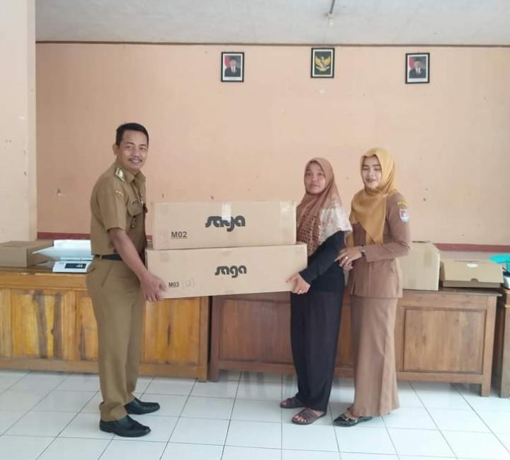 Pemebrian Sarpras Oleh Kades